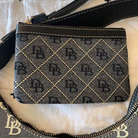 Dooney & Bourke vintage medium hobo with wristlet! - Picture 3 of 15